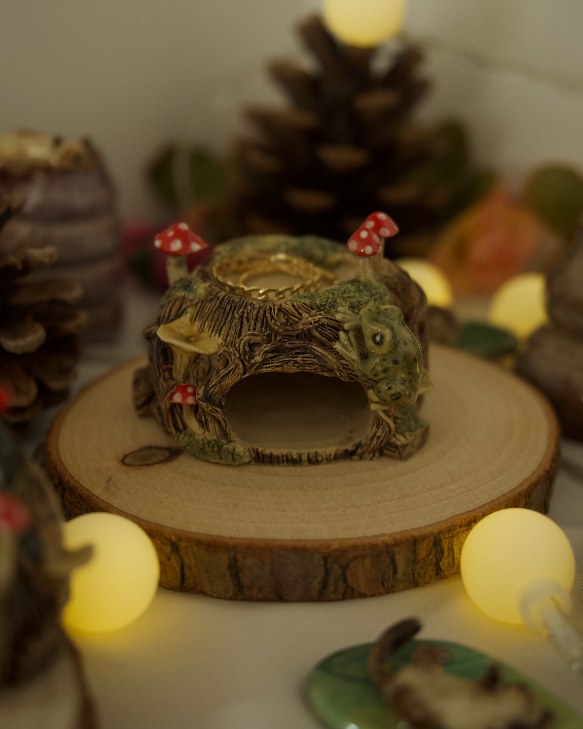 Frog Tree Stump Trinket Holder (6 cm Width x 3cm Height)