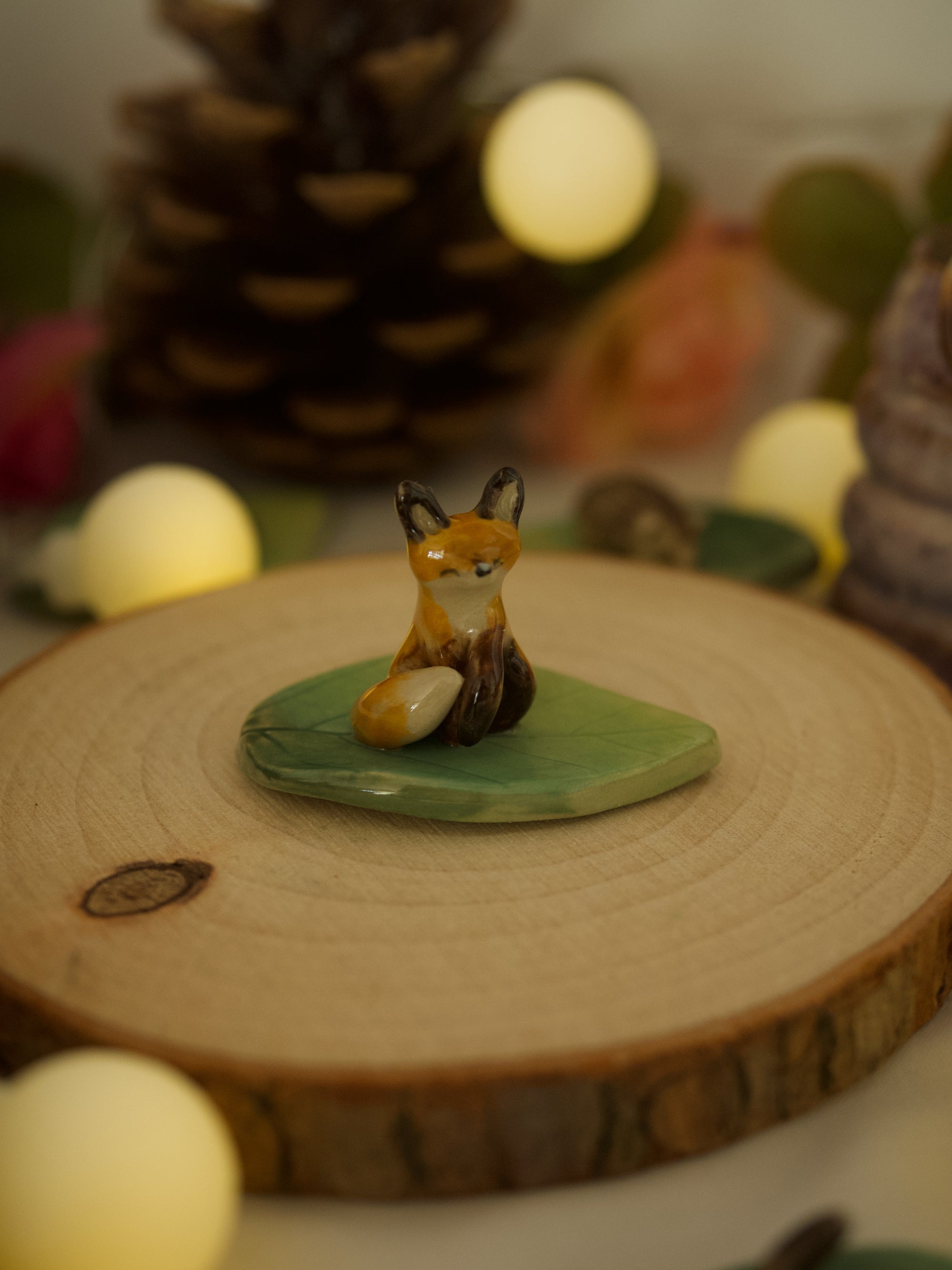 Sitting Fox leaf Trinket 4 length x 2.5 width (cm)
