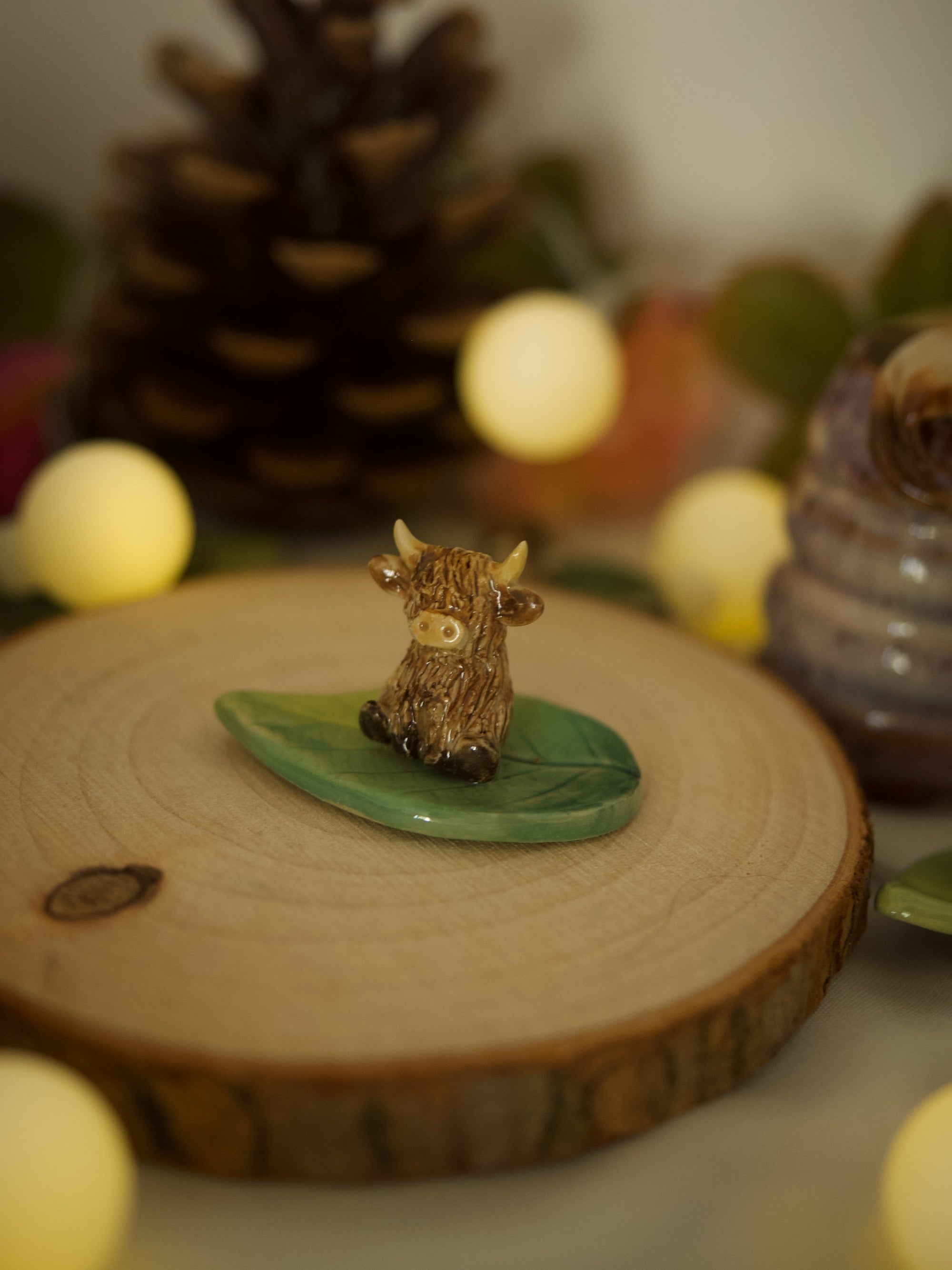 Sitting Highland Cow Leaf Trinket 4 length x 2.5 width