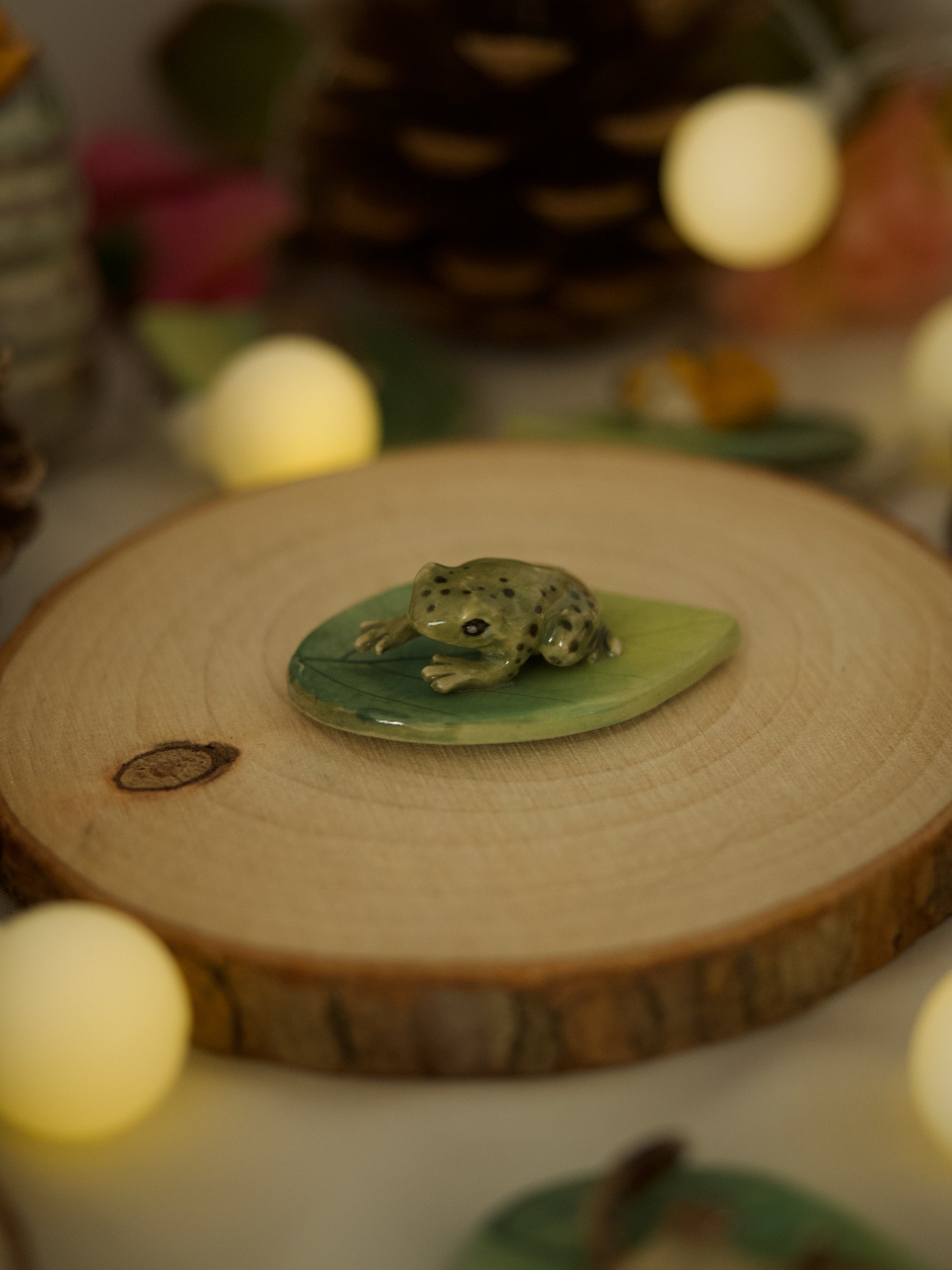 Frog Sitting Leaf Trinket 4 length x 2.5 width