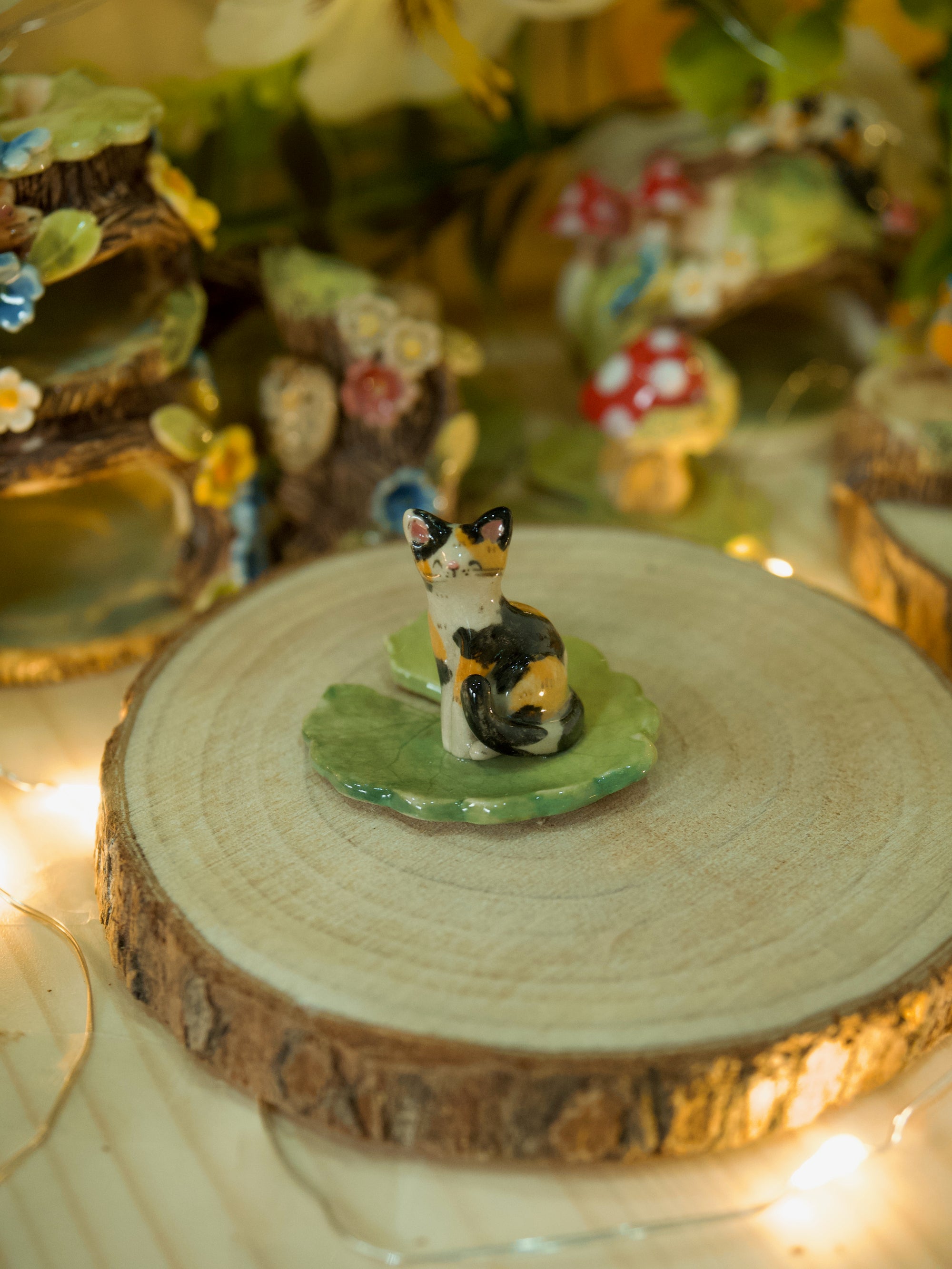 Tiny Leaf Trinket Calico Cat (3x3cm)