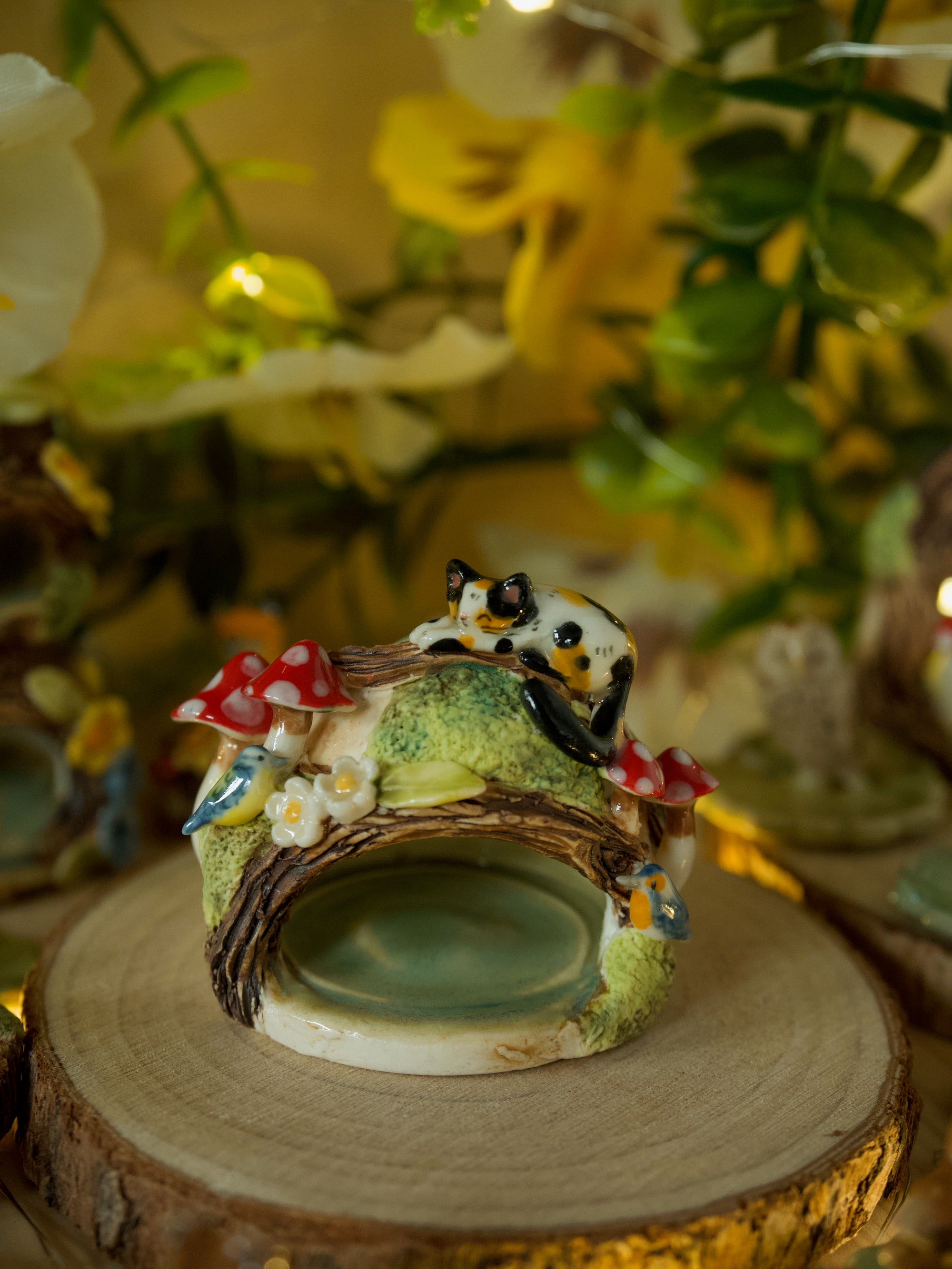 Woodland Dome Calico Cat (4.5cm height and width)
