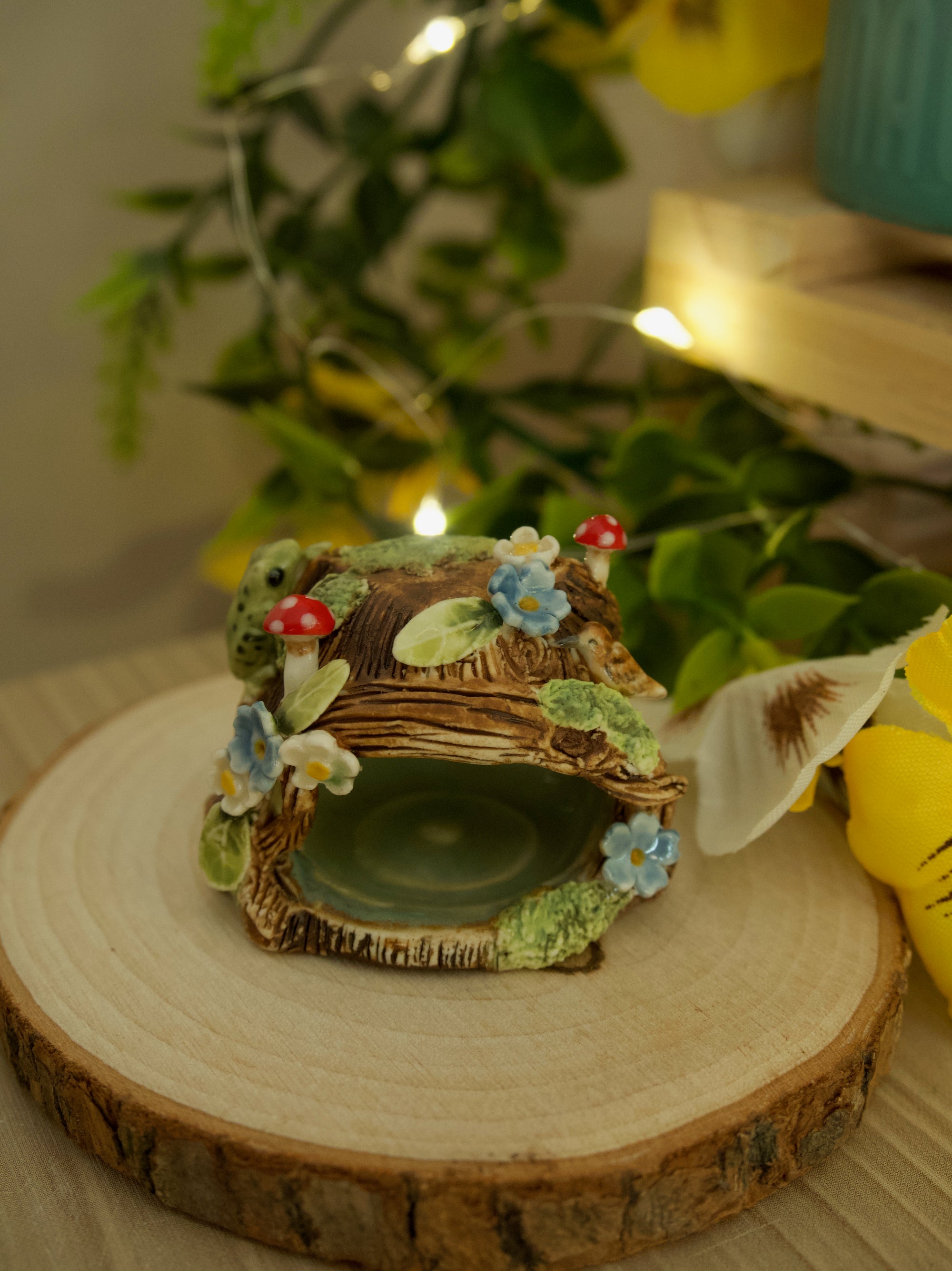 Woodland Dome Frog and Birds (4.5cm height and width)