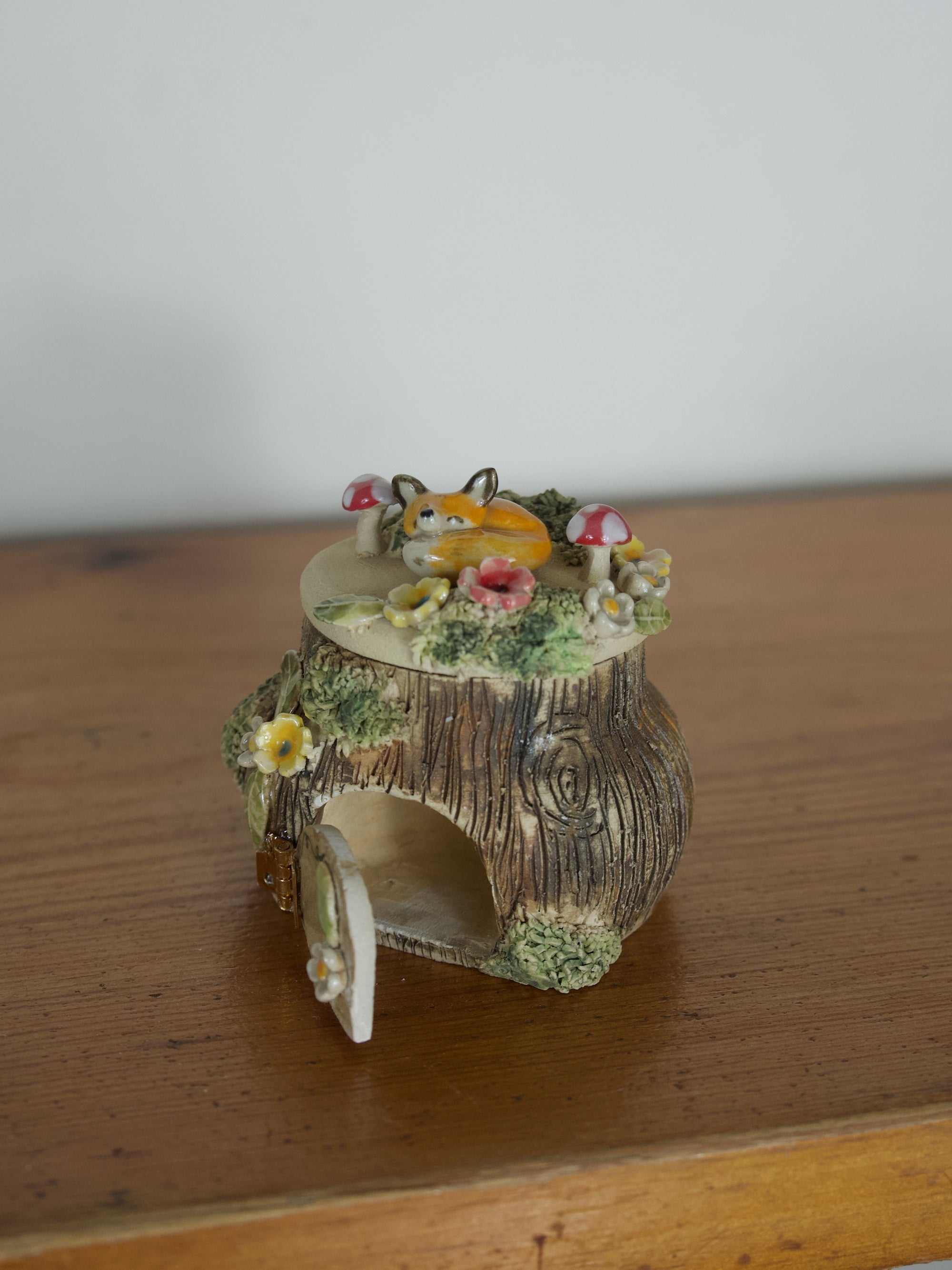 Made to orderTree Log with opening door Miniature Fox Pot ( 25th November dispatch)