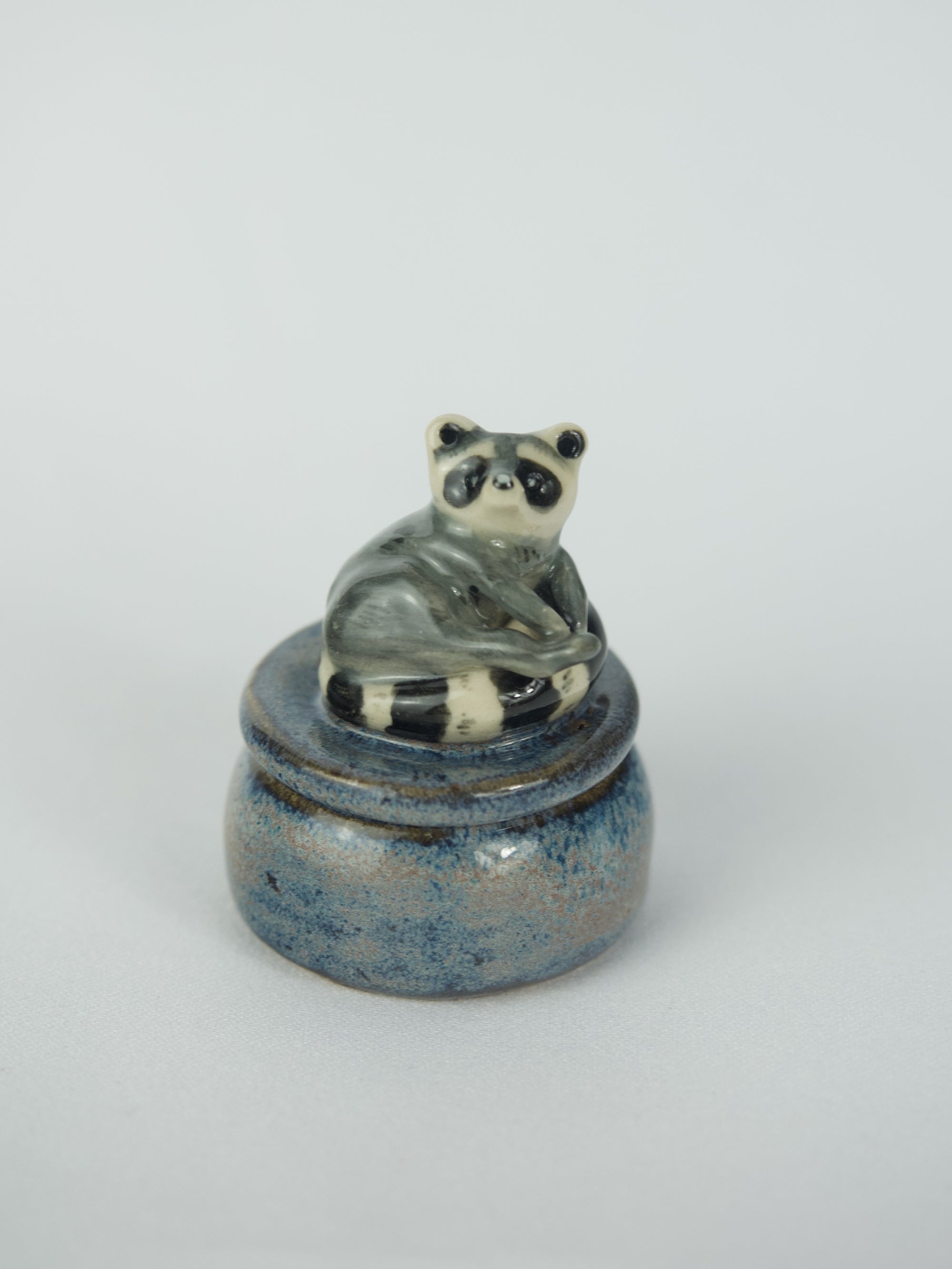 Sitting Raccoon Trinket