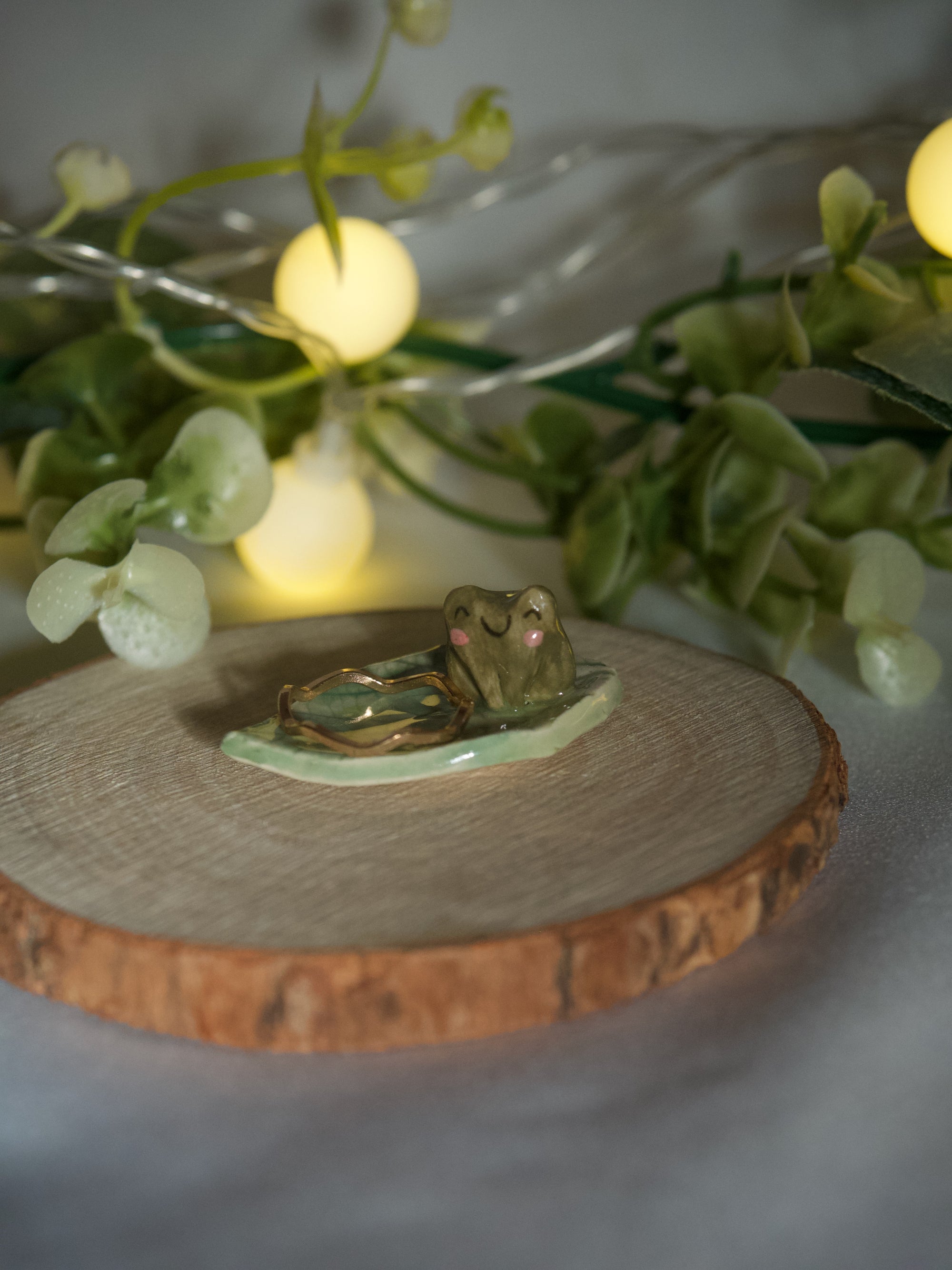 Tiny Frog Leaf Dish(4cm length x 2.5cm width)