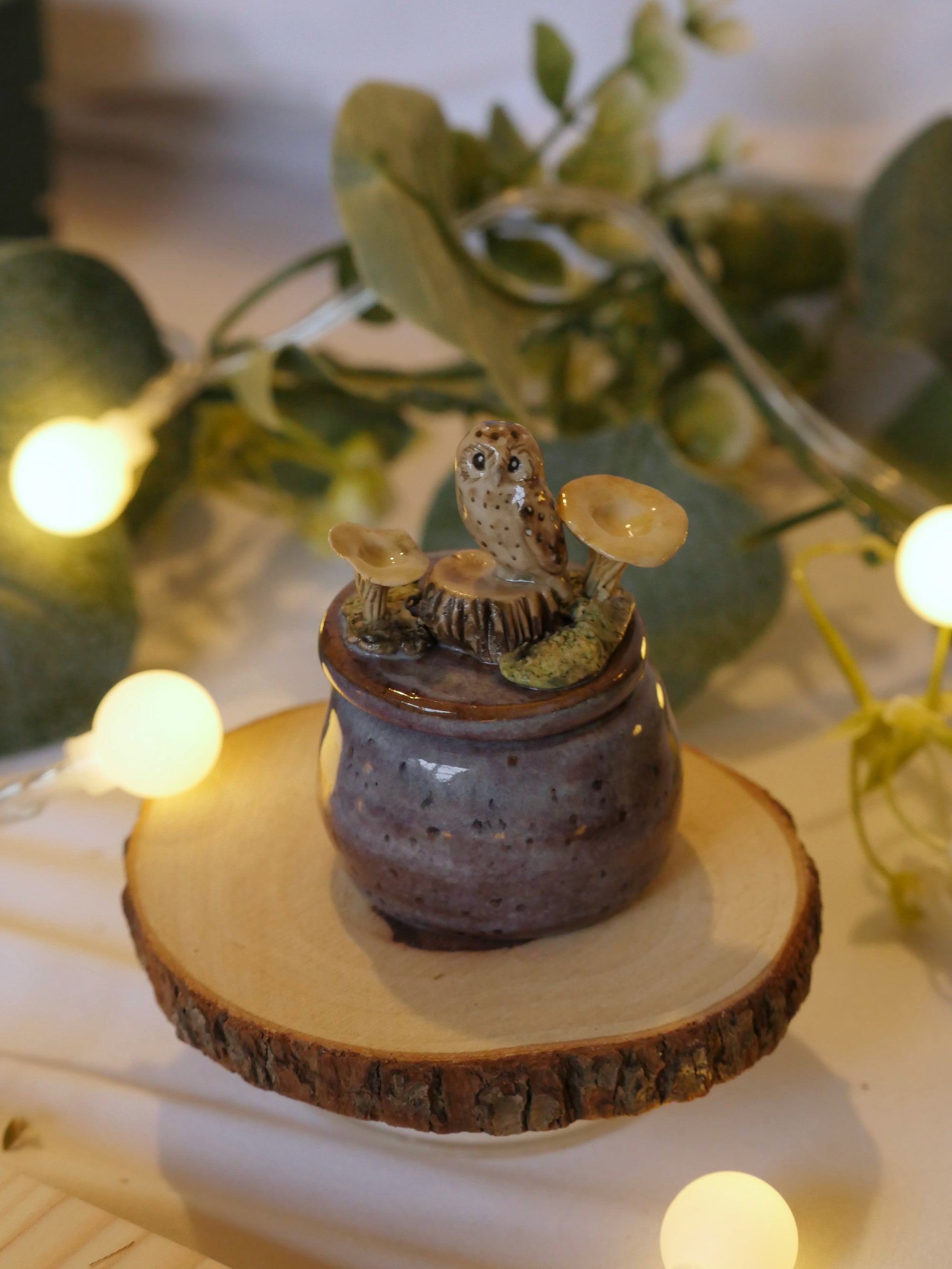 Owl On tree stump Pot : 4cm Width 3cm Height (pot size)