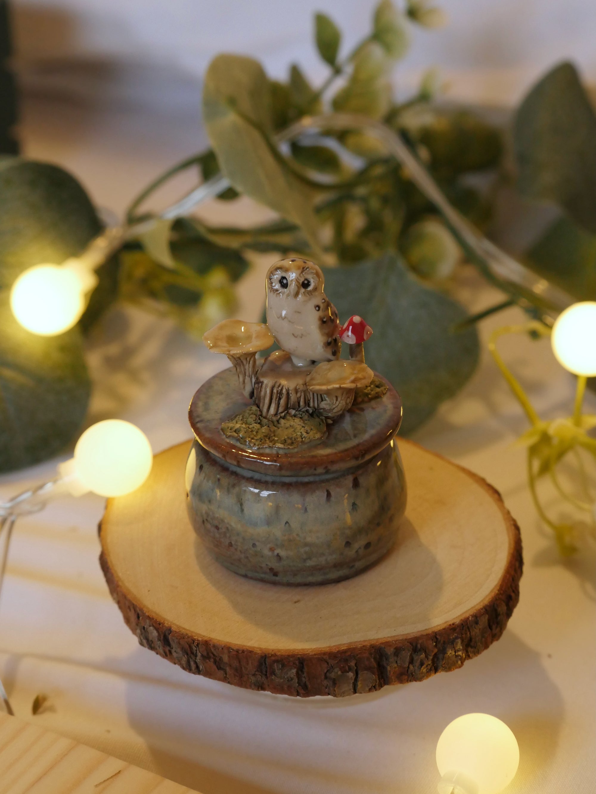 Owl on tree stump Mushrooms Pot version 2 : 4cm Width 3cm Height (pot size)