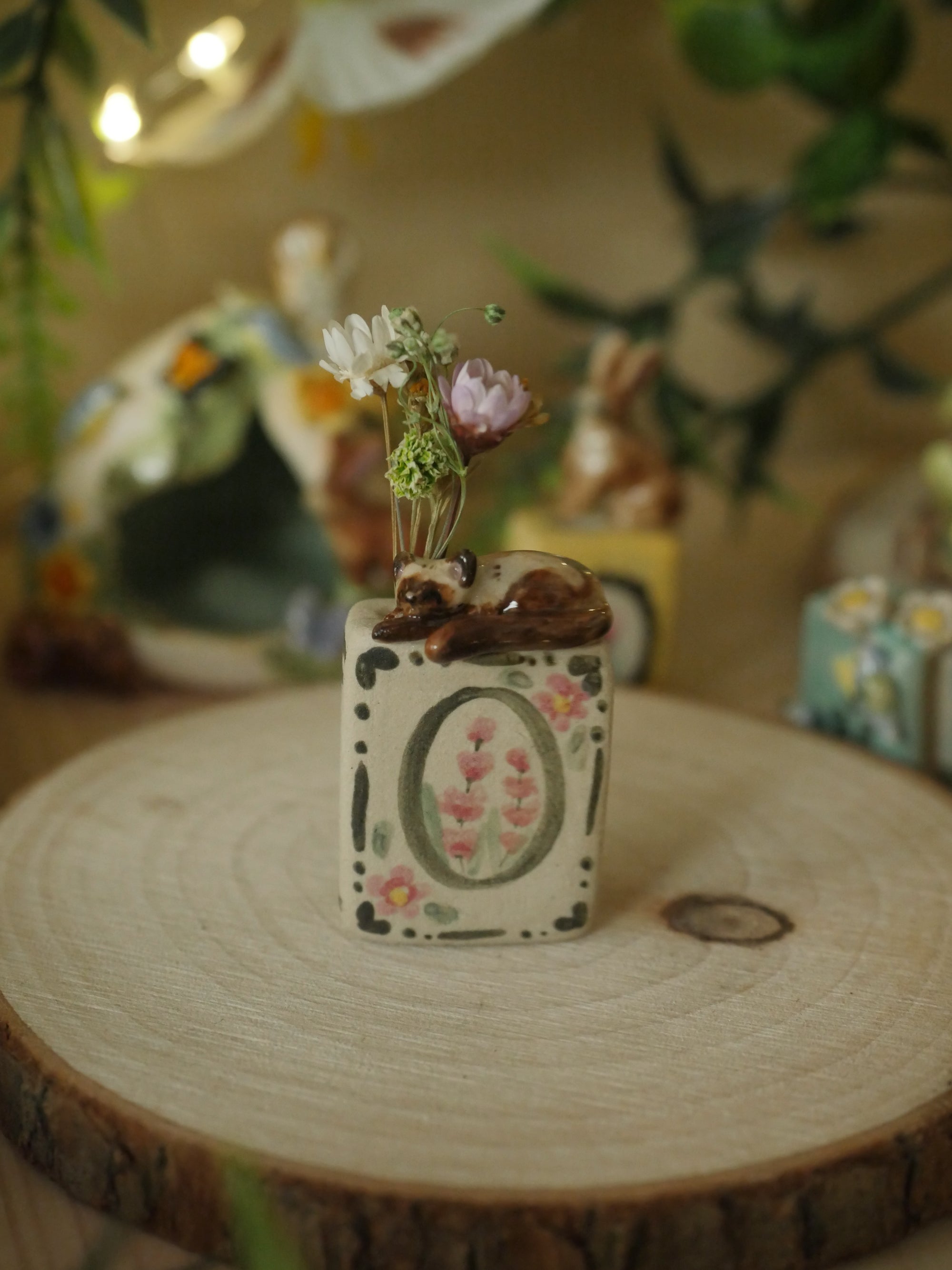 Cat Tiny Book Sculpture (With Hole for dried flowers) (3cm Tall)