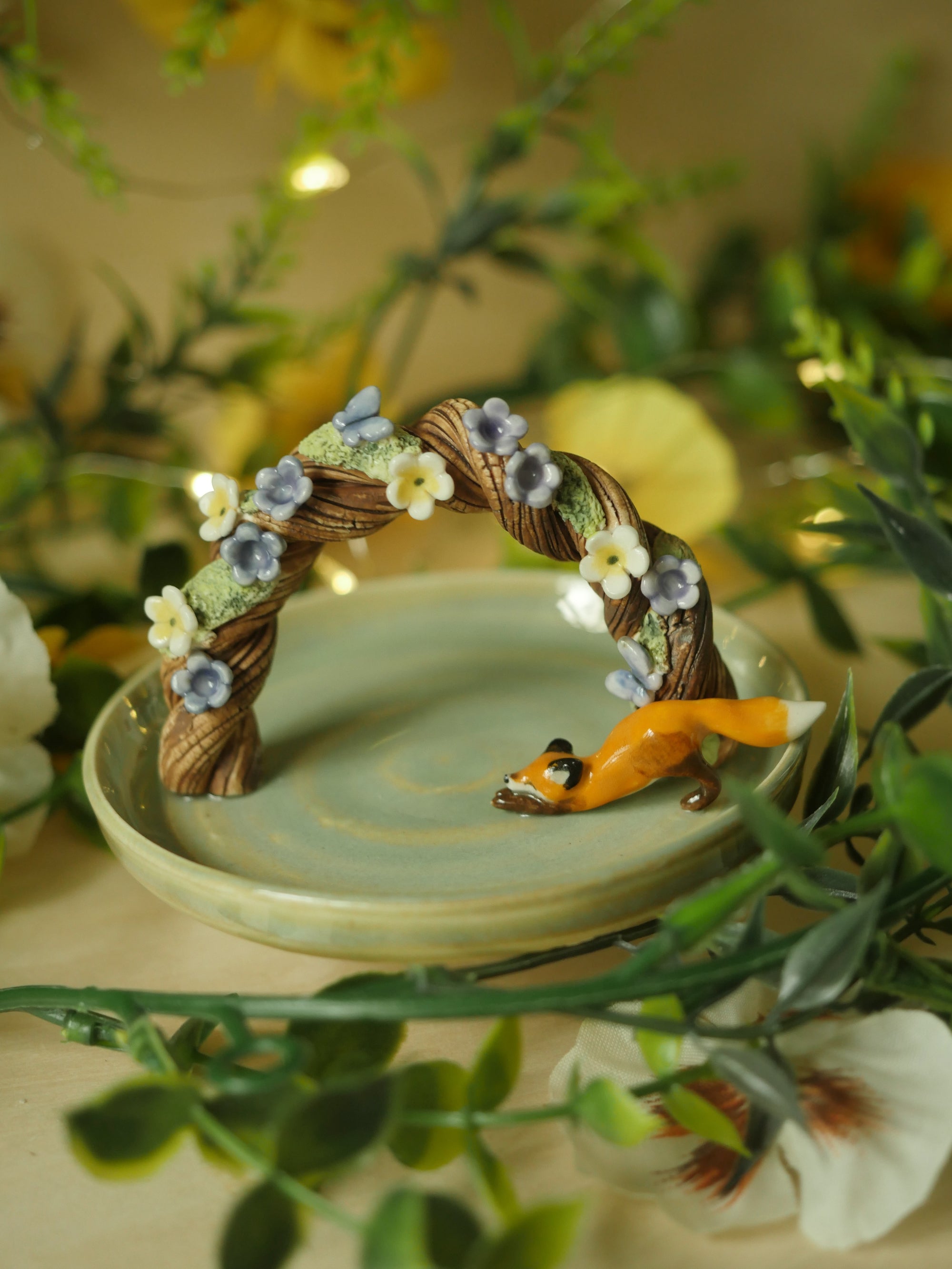 Stretching Fox Archway Dish ( 9cm width )