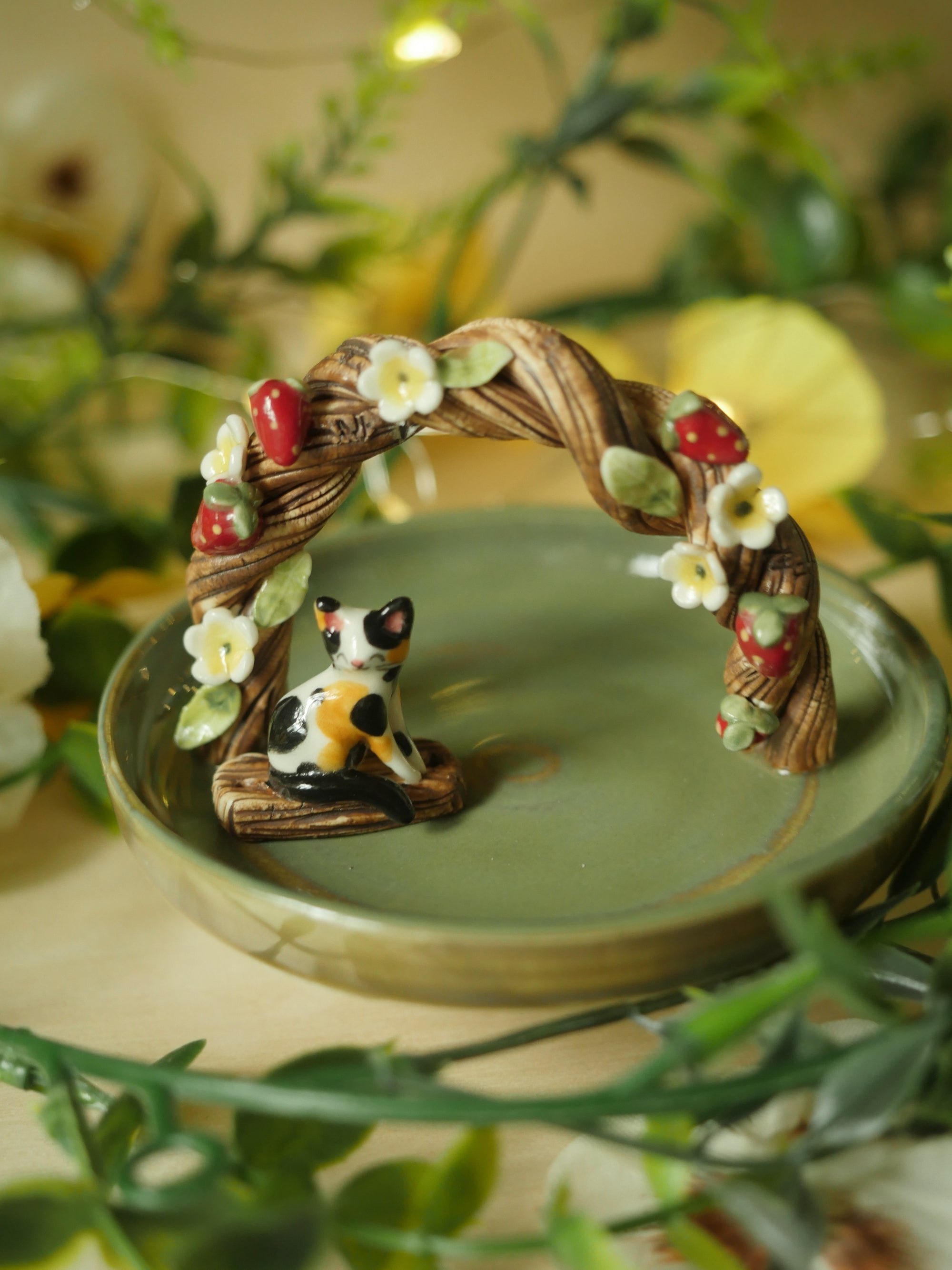 Calico Cat Strawberry Archway Dish ( 9cm width )